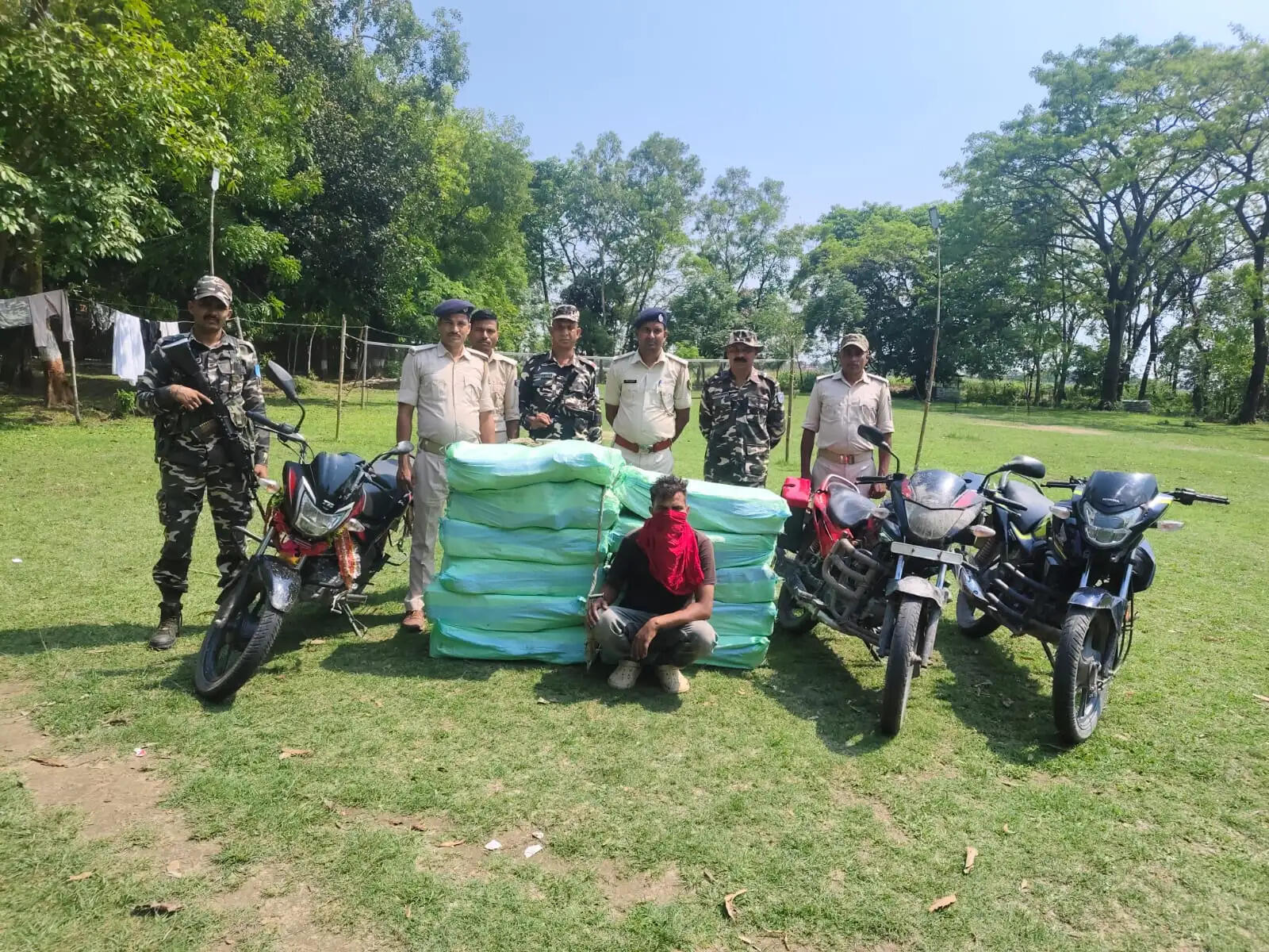 297 नेपाली शराब के साथ बाइक पर सवार तस्कर गिरफ्तार