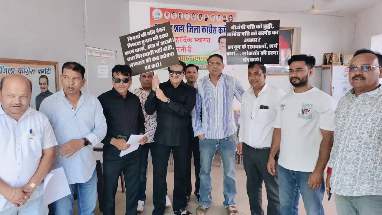 कलेक्ट्रेट पर सिर पर काला कपड़ा व ‘अंधा कानून’ लिखा चश्मा पहनकर डॉ. जयपाल का प्रदर्शन