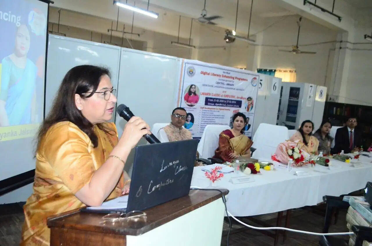 रोजगार और प्रतिस्पर्धा के लिए अत्यंत आवश्यक है डिजिटल दक्षता : कुलपति