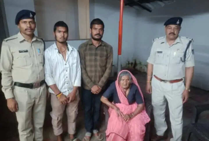राजगढ़ः स्टेशन पर बेसहारा मिली 82 वर्षीय महिला को जीआरपी ने सुरक्षित परिजनों को सौंपा