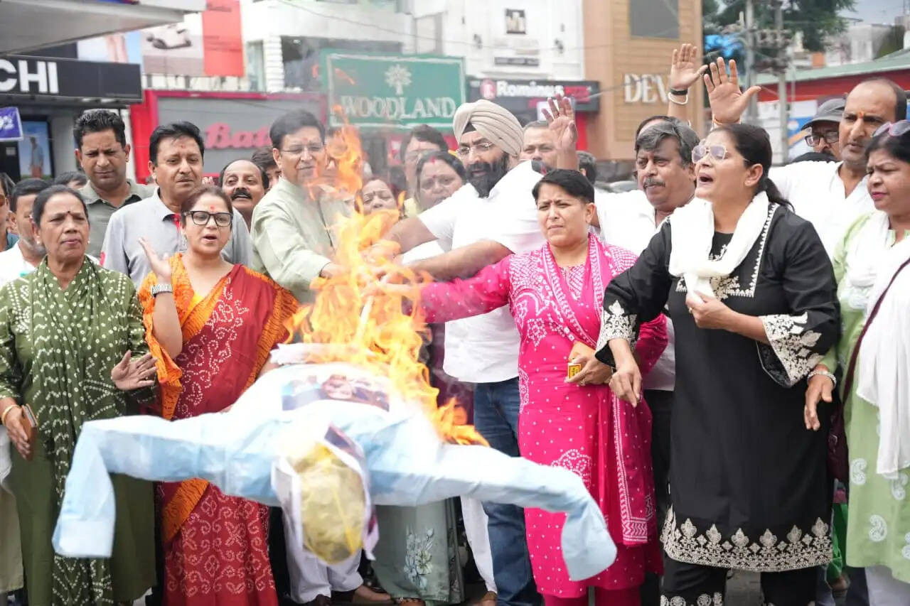 केंद्रीय मंत्री प्रह्लाद जोशी के खिलाफ महिला कांग्रेस का प्रदर्शन, पुतला फूंका