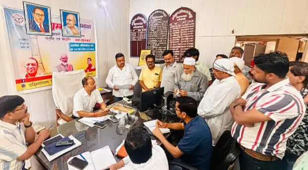 प्रीपेड मीटर को लेकर भड़के लोग,अधीक्षण अभियंता का घेराव कर ज्ञापन सौंपा