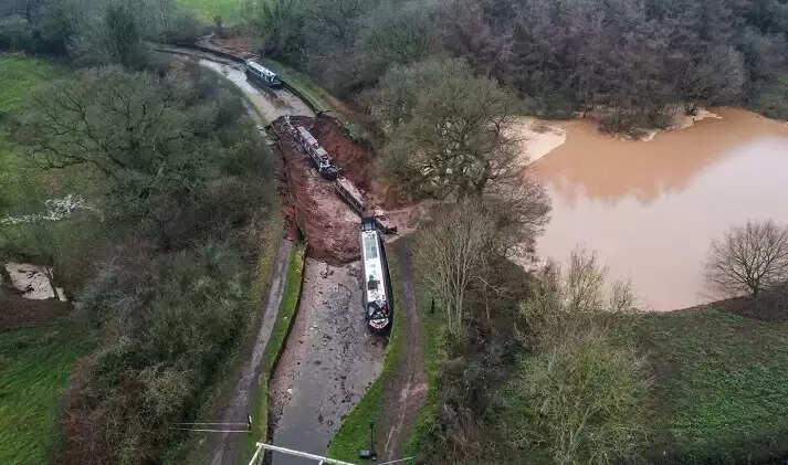 इंग्लैंड में विशाल सिंकहोल से मचा हड़कंप, नहर में फंसीं नावें, आपात स्थिति घोषित