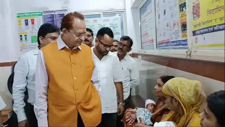 दतियाः मानव अधिकार आयोग के अध्यक्ष ने जिला अस्पताल का औचक निरीक्षण कर देखी स्वास्थ्य व्यवस्थाएं