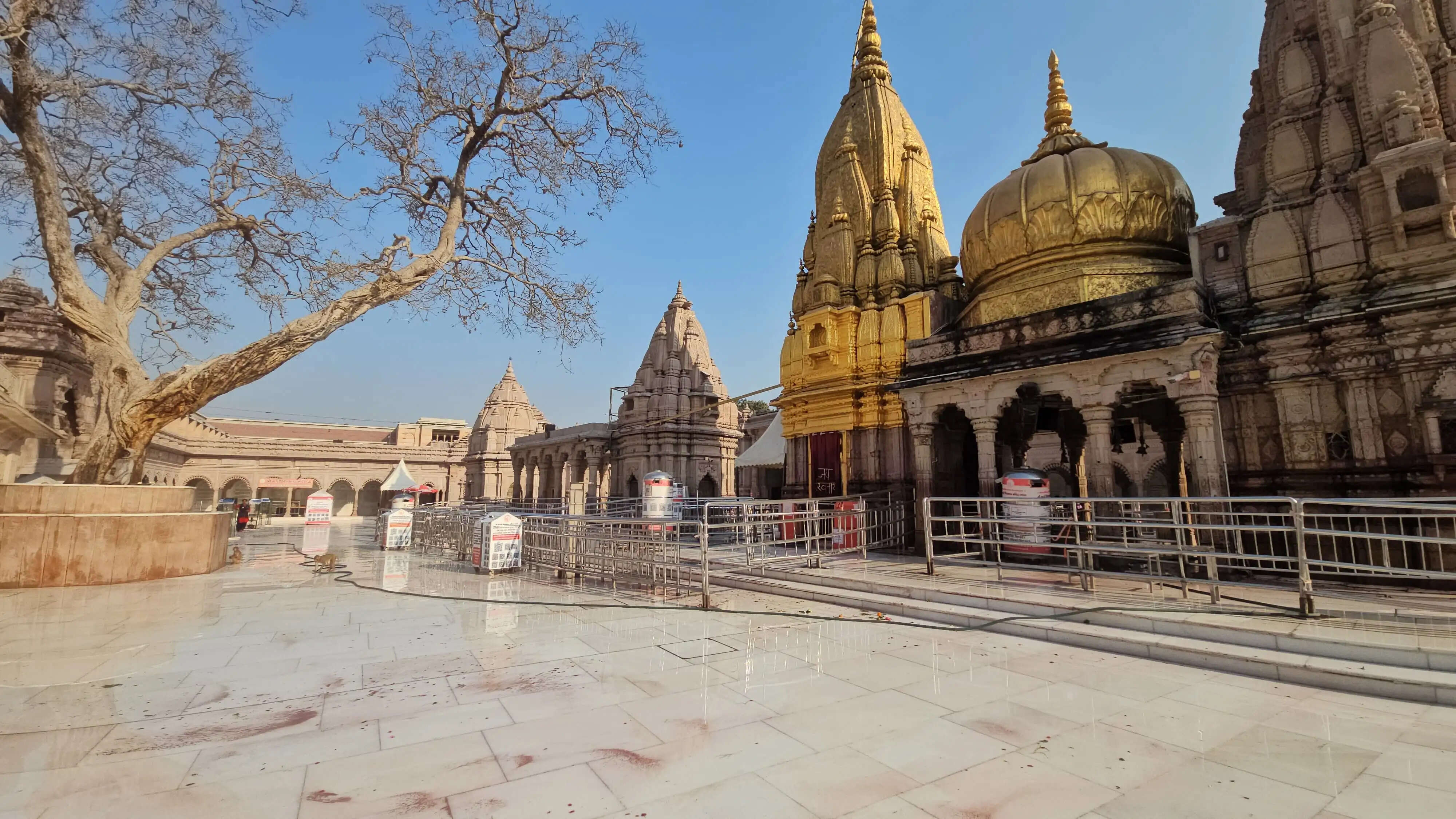 वाराणसी: खंडग्रास चंद्रग्रहण के मोक्षकाल में हजारों श्रद्धालुओं ने पवित्र गंगा में लगाई डुबकी,किया दानपुण्य