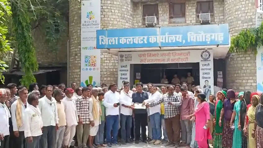 विवाहिता की संदिग्ध मौत का मामला, परिजनों ने की हत्या का मामला दर्ज कर जांच की मांग