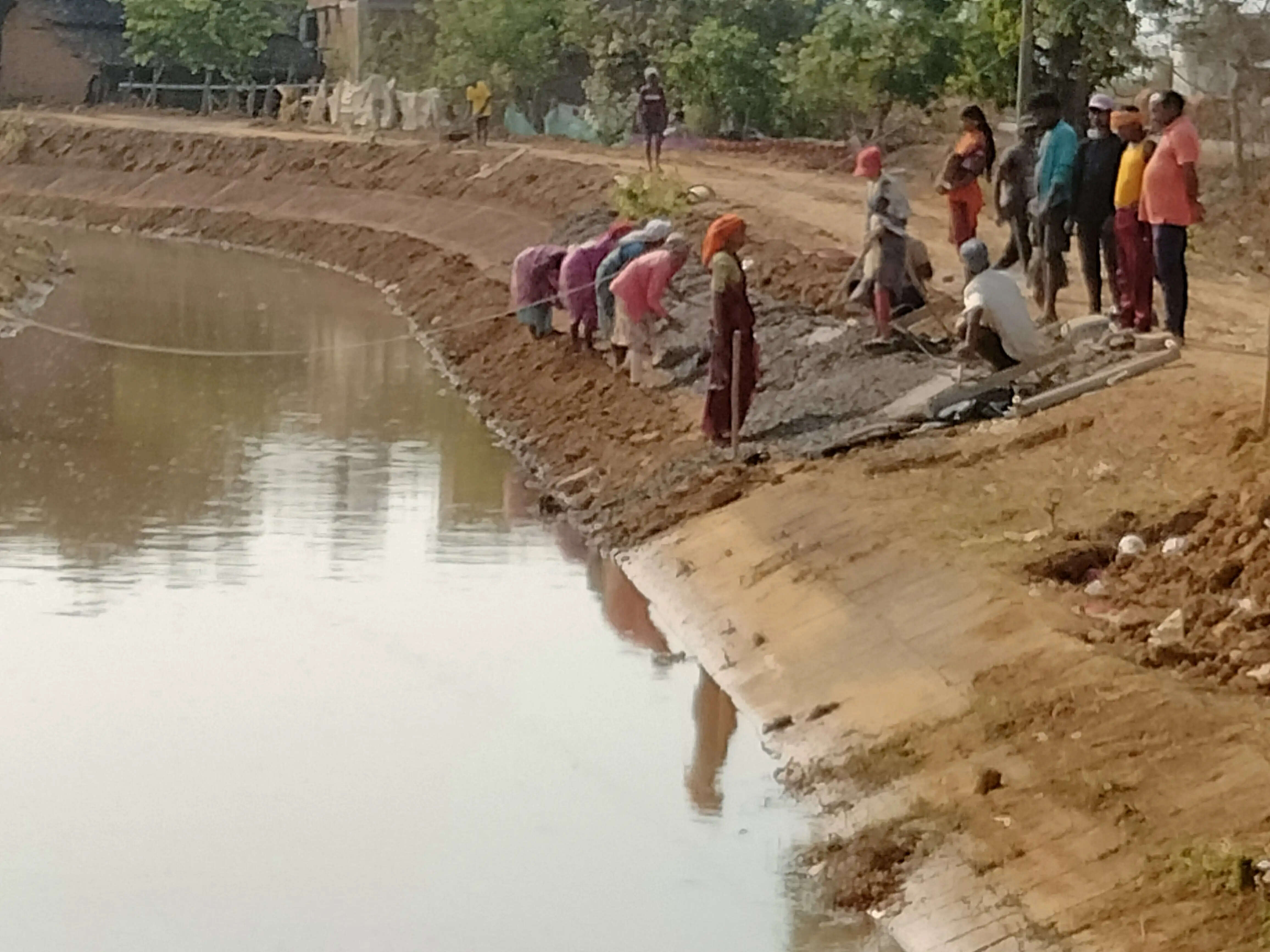नहर निर्माण व पिचिंग कार्य में अनियमितता को लेकर ग्रामीणों का हंगामा