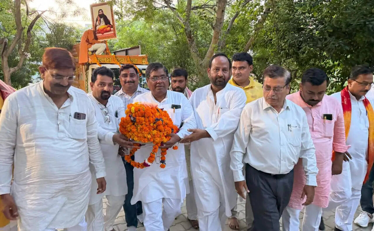 बनारस से चल कर संत रविदास कलश यात्रा कमालगंज पहुंची,भाजपा जिलाध्यक्ष ने किया स्वागत
