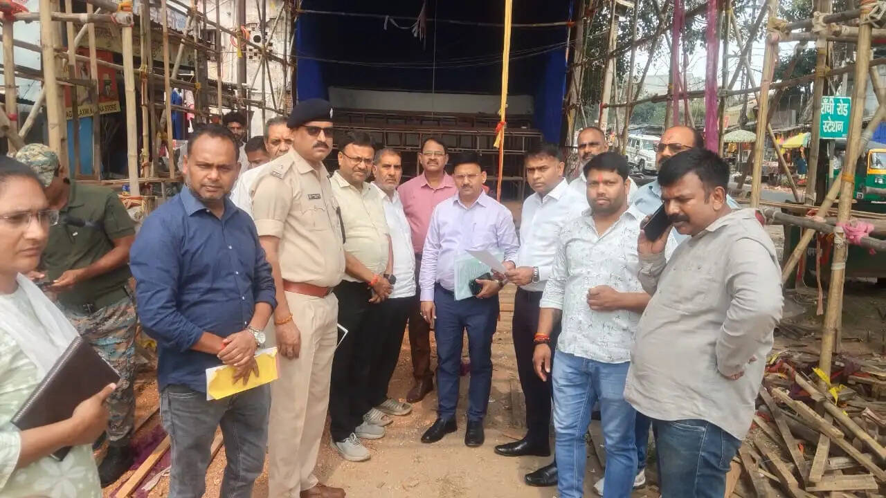 दुर्गा पूजा को लेकर प्रशासन सख्त, सभी पंडालों और रावण दहन स्थल का किया निरीक्षण