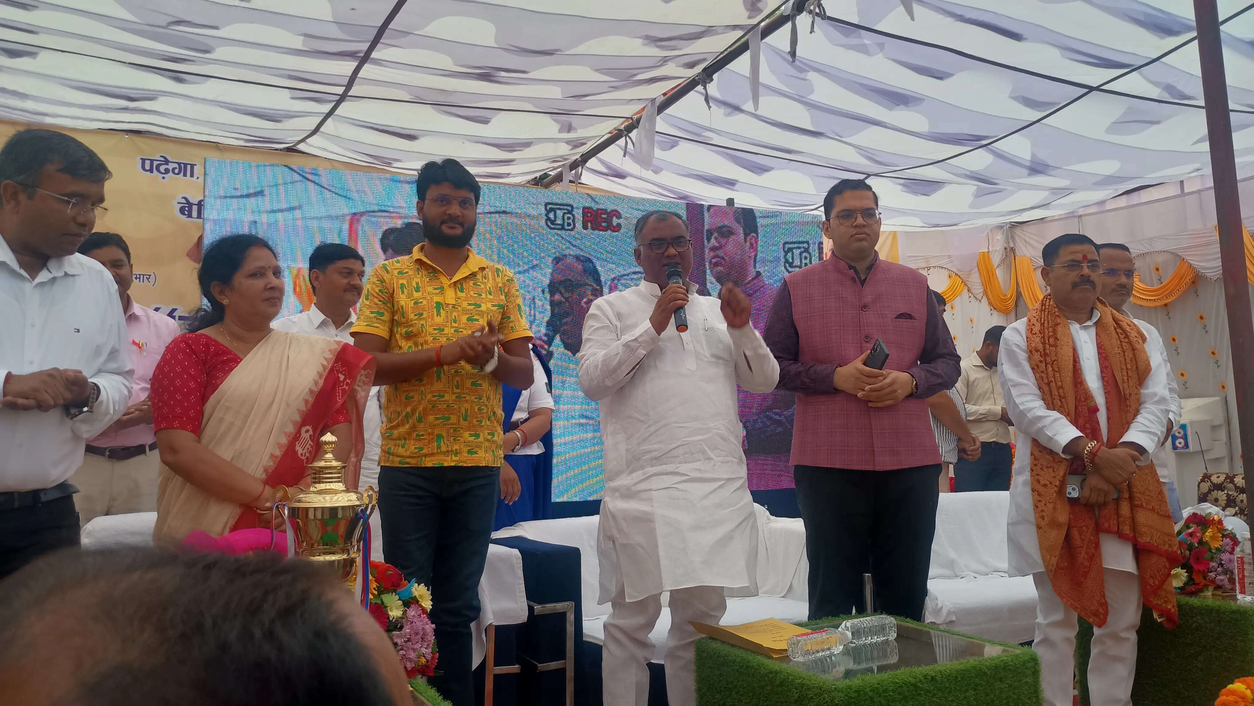 हर बच्चे तक शिक्षा पहुंचाना हम सभी की जिम्मेदारी : गिरीश चंद्र यादव