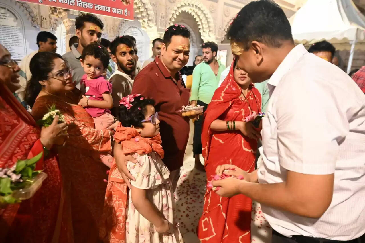 श्री काशी विश्वनाथ दरबार में सावन के पहले दिन आह्लादित शिवभक्तों पर पुष्पवर्षा