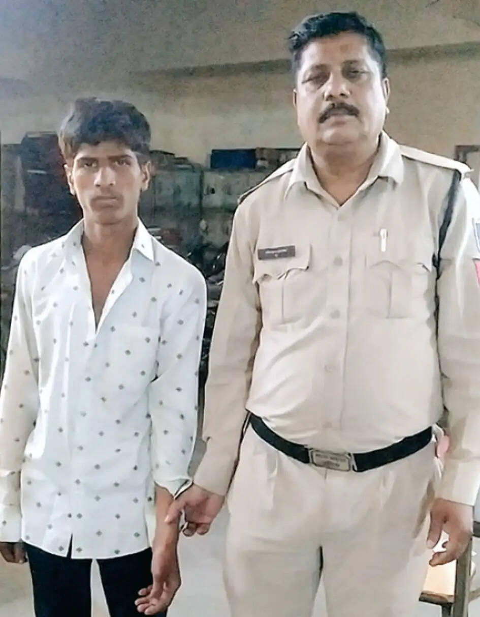 उज्जैनः ठगों की तलाश के दौरान पुलिस को मिला मोबाइल चोर