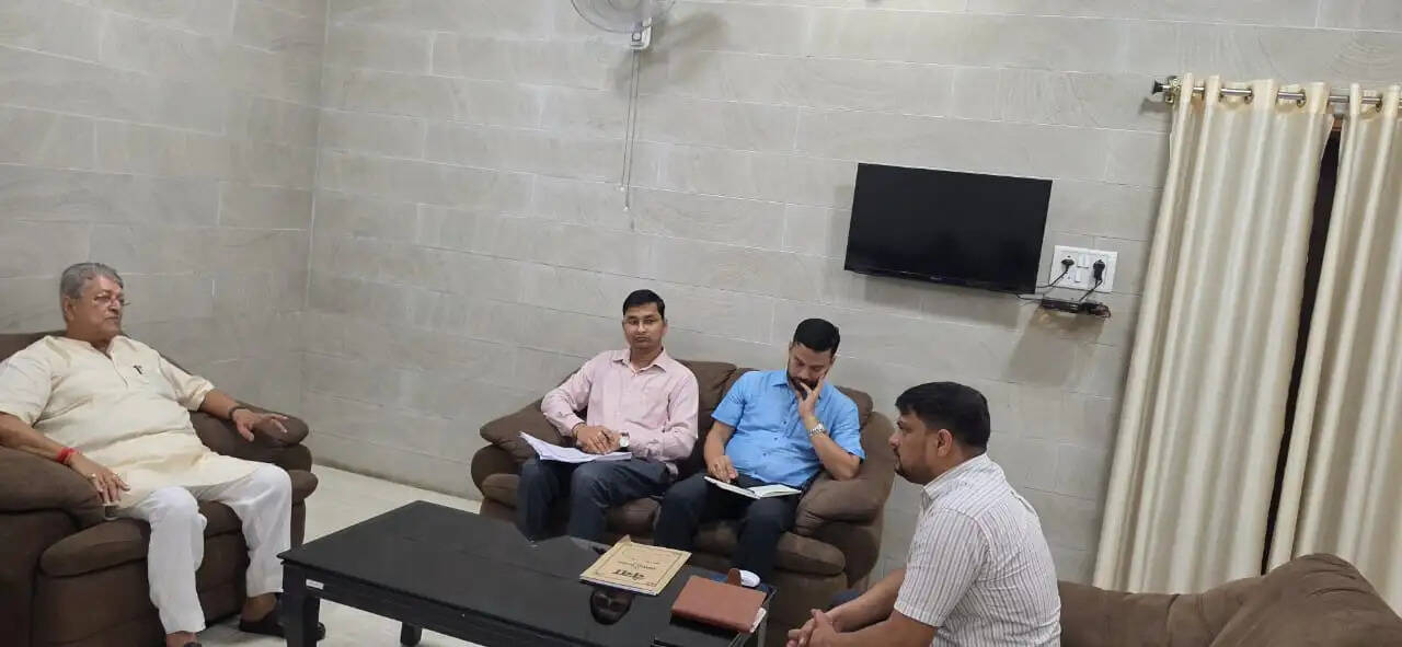विद्युत व्यवस्था में सुधार को लेकर विधायक ने अधिकारियों को दिए निर्देश