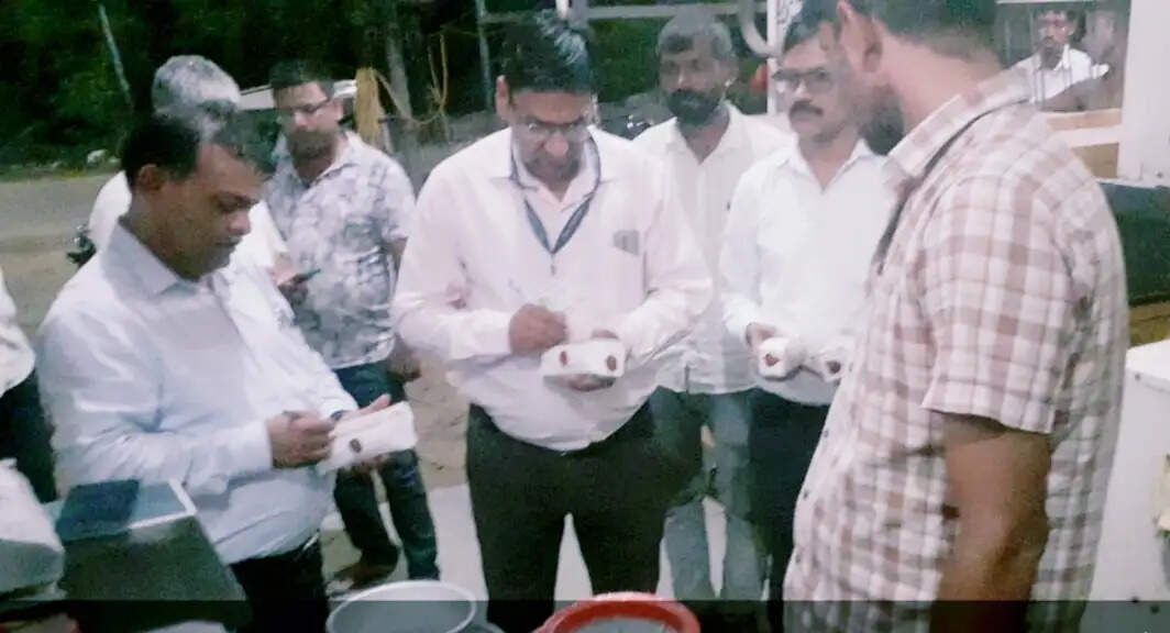 दूध की गुणवत्ता जांचने के लिए उतरी खाद्य सुरक्षा विभाग की टीम ने लिए कई स्थानों से &nbsp;सैंपल