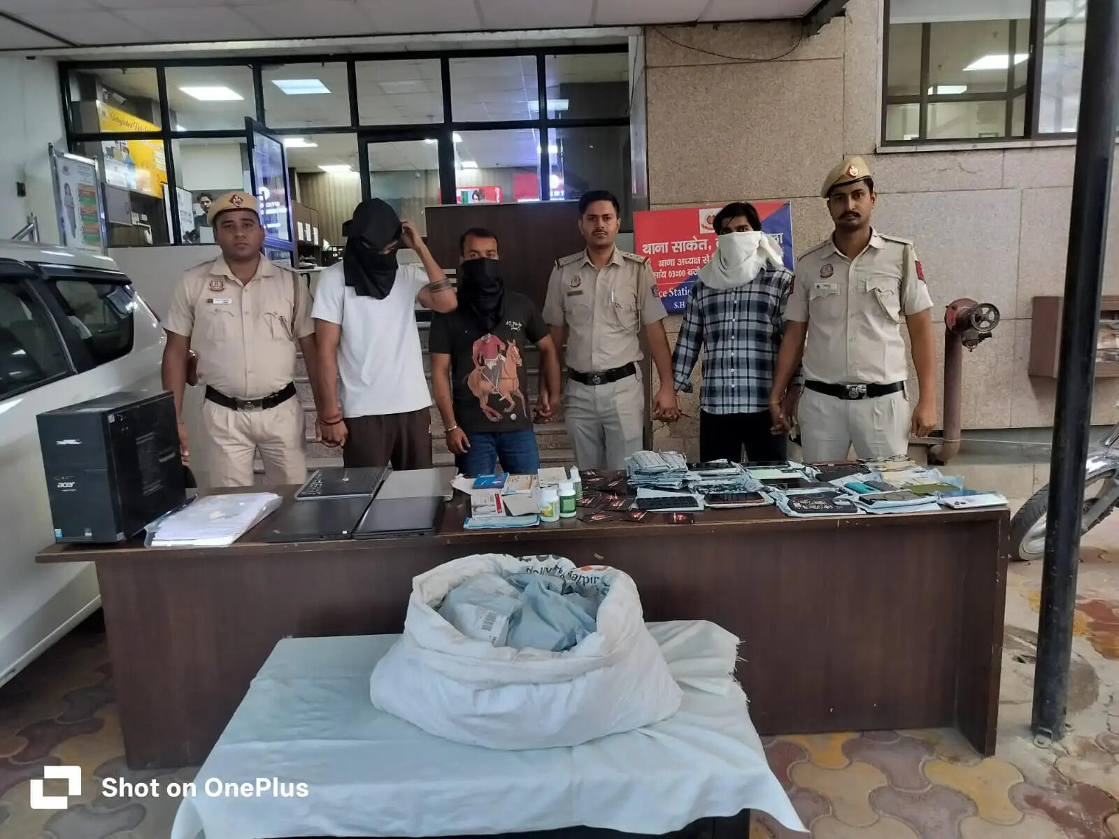 गोविंदपुरी में फर्जी कॉल सेंटर का भंडाफोड़, 11 शातिर गिरफ्तार