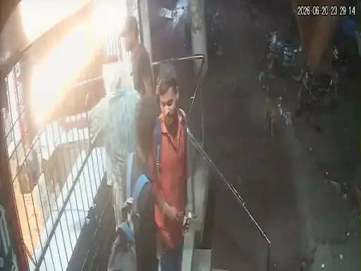 कटनी रेलवे स्टेशन के पास देर रात शराब दुकान में घुसकर&nbsp;फायरिंग, सीसीटीवी में कैद हुई वारदात