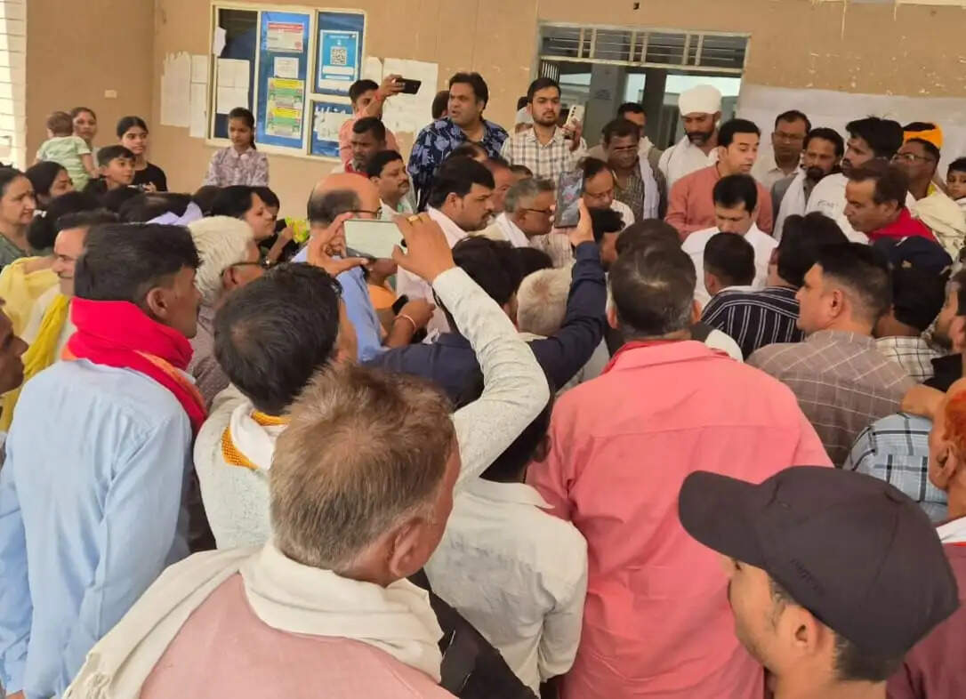 दतिया में रेलवे के प्रस्तावित रास्ता बंदी का विरोध, कॉलोनीवासियों ने कलेक्टर से लगाई गुहार