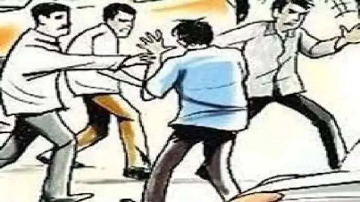 बारात में बेटी के साथ अश्लील हरकत, विरोध करने पर युवकों ने पिता समेत परिजनों से की मारपीट