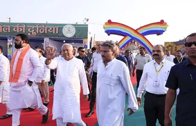 मुख्यमंत्री ने बिहार दिवस समारोह 2026 का दीप प्रज्ज्वलित कर किया उद्घाटन