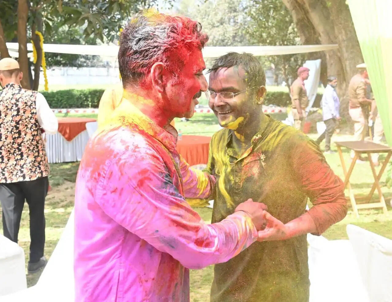 रंगोत्सव के दूसरे दिन पुलिस कर्मियों ने हर्षोल्लास के साथ अफसरों संग थानों में खेली होली