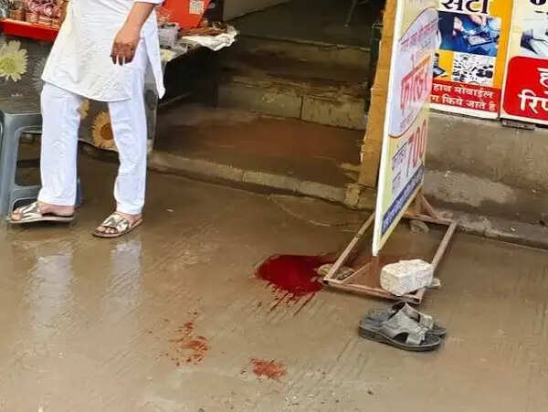 देवास:&nbsp;ठेला लगाने के विवाद में बीच बाजार खूनी संघर्ष, फल विक्रेता और दो बेटों पर लाठी-डंडों से हमला