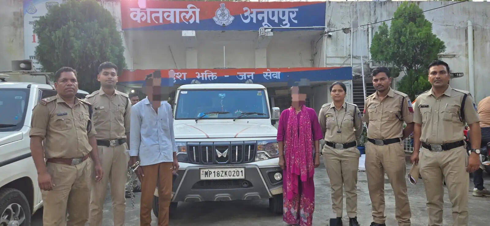 अनूपपुर: वाहन लगवाने, ट्रैक्टर दिलाने का झांसा देने वाला लाखों की ठगी का आरोपी महिला सहित गिरफ्तार, कार जब्त