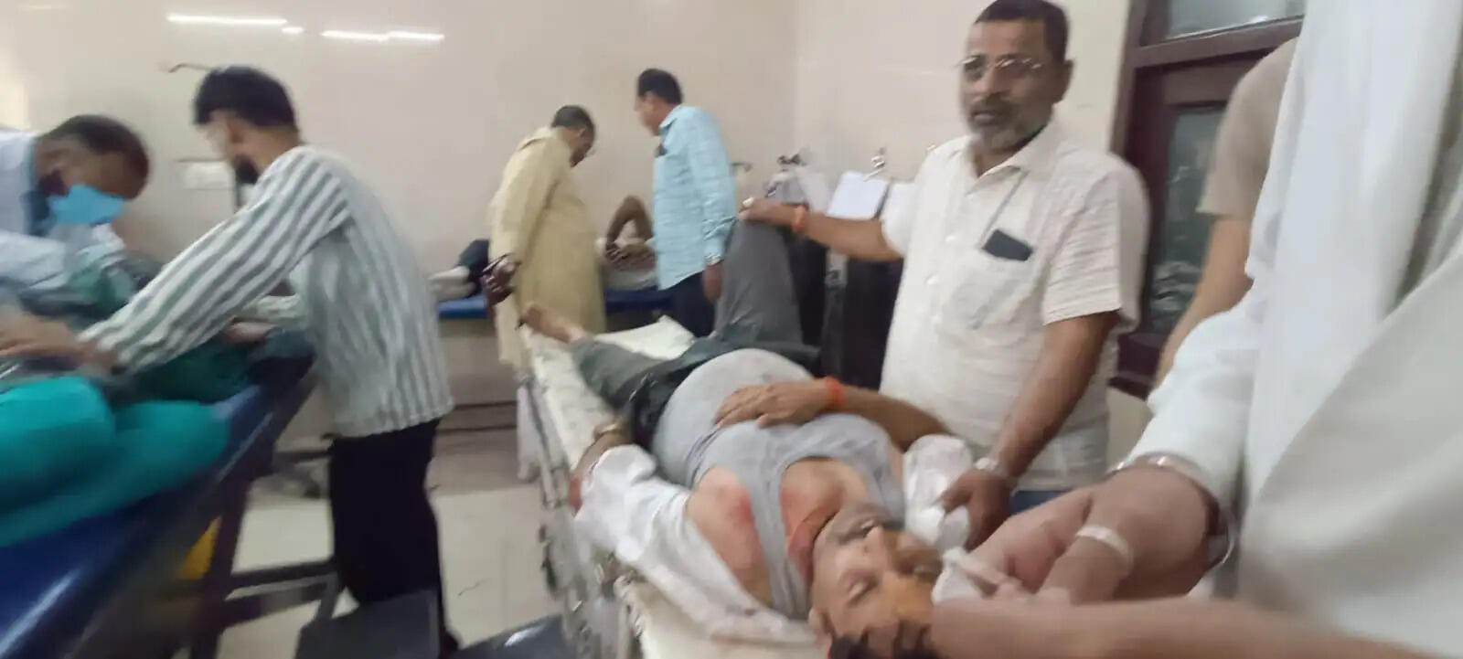 इमली का पेड़ गिरने से बड़ा हादसा, एक की मौत, पत्रकार घायल