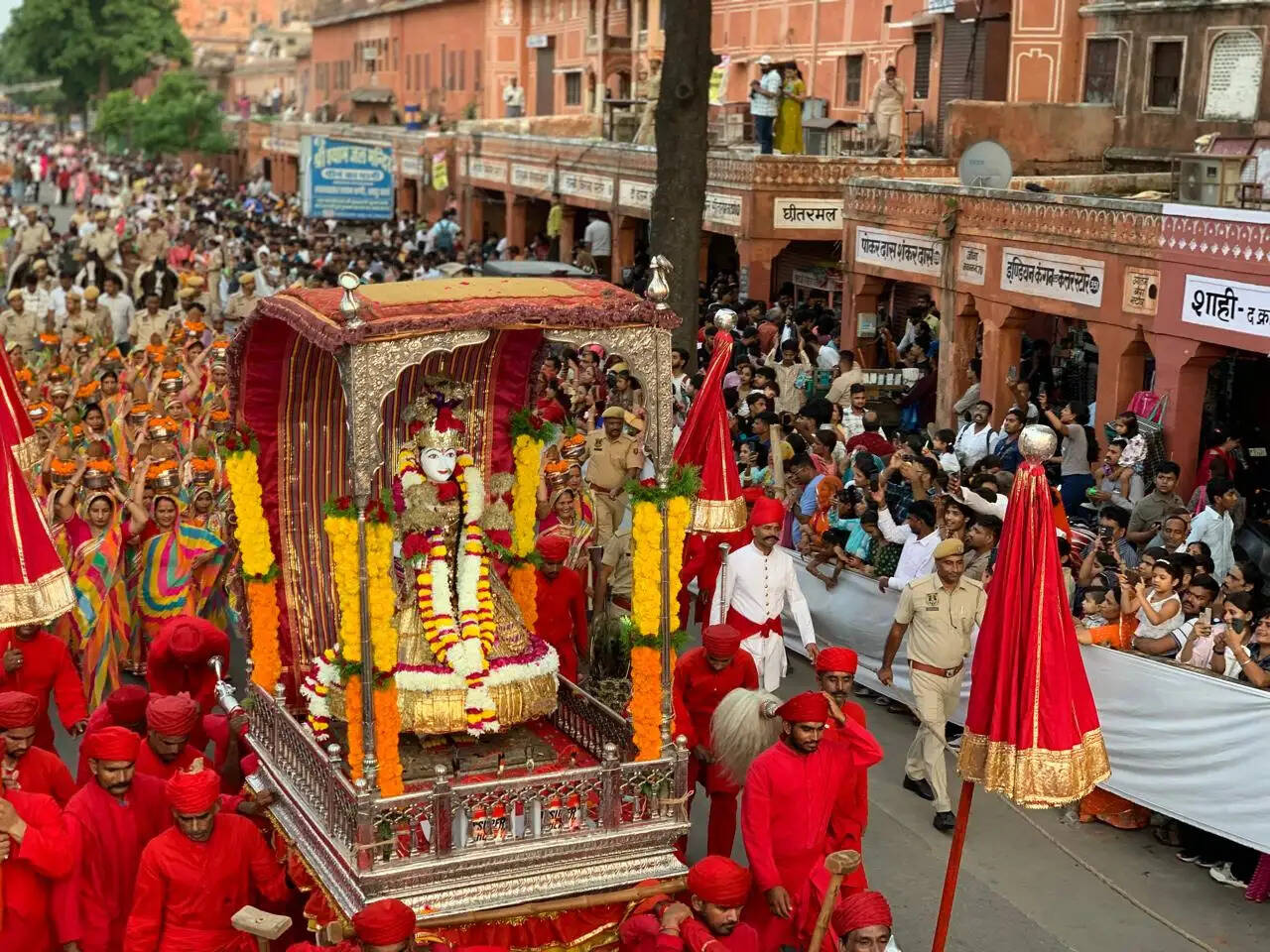 राजसी वैभव और लोक संस्कृति के संगम के बीच निकली बूढ़ी तीज माता की शाही सवारी
