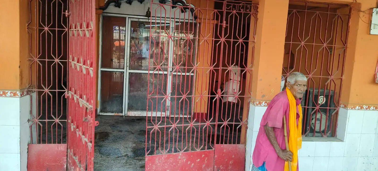 जगदीशपुर के बजरंगबली मंदिर में ताला तोड़कर लाखों की चोरी, दानपेटी भी तोड़ी