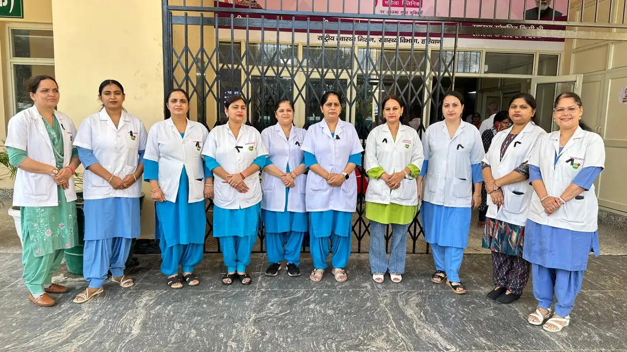 हरियाणा में ऑनलाइन ट्रांसफर पॉलिसी के विरोध में 5500 नर्सिंग ऑफिसर्स ने लगाए काले बिल्ले