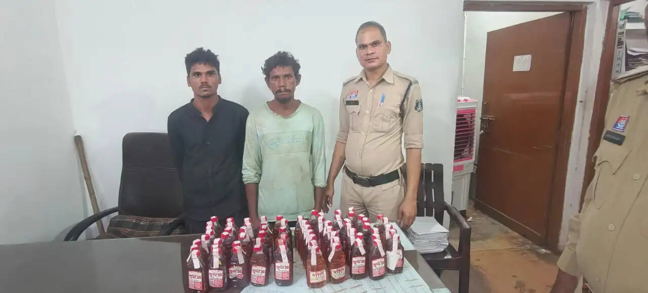 रायपुर : टिकरापारा पुलिस की बड़ी कार्रवाई, 12 लीटर के करीब अवैध देशी शराब के साथ दो तस्कर गिरफ्तार