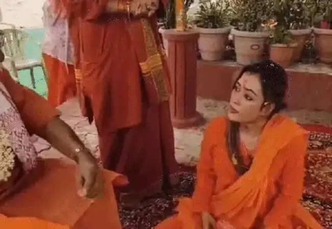 महाकुंभ में वायरल हुई मॉडल हर्षा रिछारिया ने लिया संन्यास, उज्जैन में खुद पिंडदान कर त्यागा पिछला जीवन