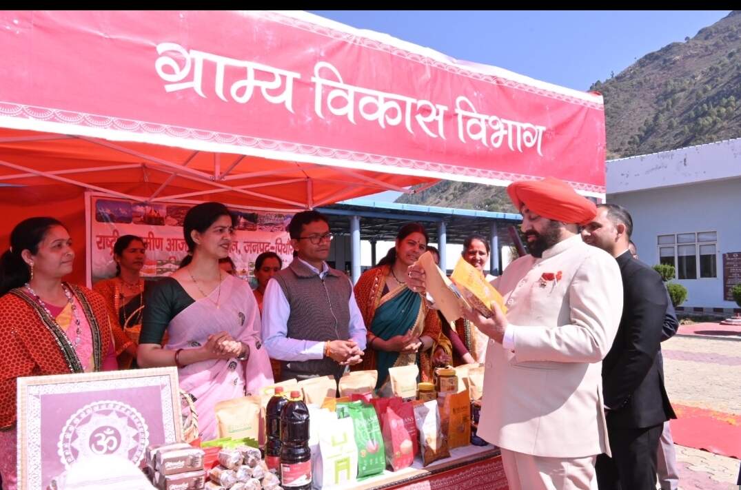 राज्यपाल का पिथौरागढ़ दौरा, योजनाओं की समीक्षा व स्टालों का किया निरीक्षण
