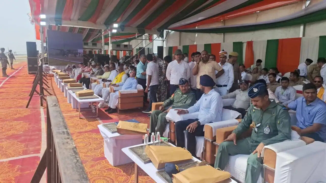 सुलतानपुर में पूर्वांचल एक्सप्रेस-वे एयर स्ट्रिप पर वायुसेना का रोमांचक युद्धाभ्यास, आठ लड़ाकू विमानों ने दिखाए हैरतअंगेज करतब