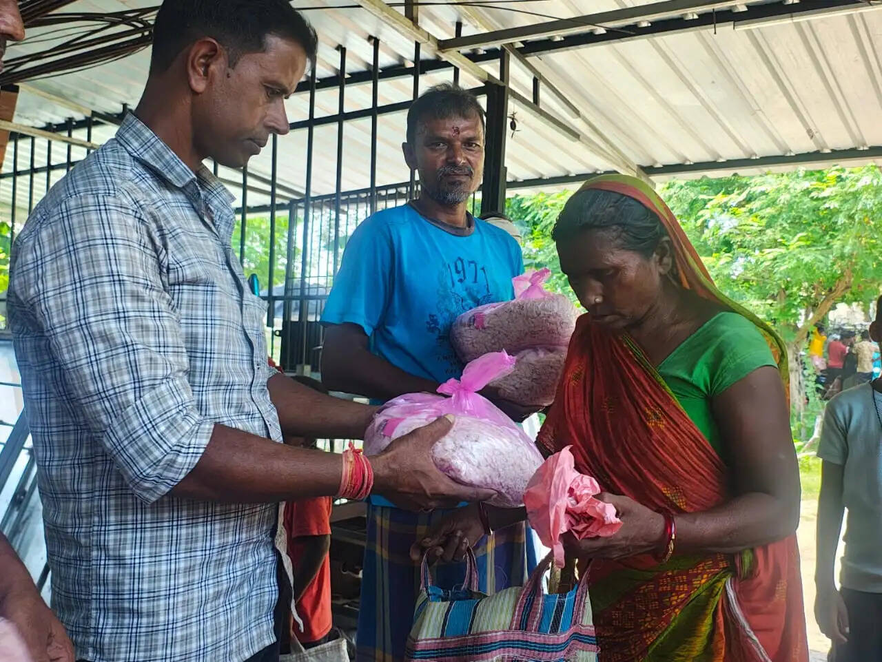 समाजसेवी 800 से अधिक परिवारों को बांटा सूखा राशन
