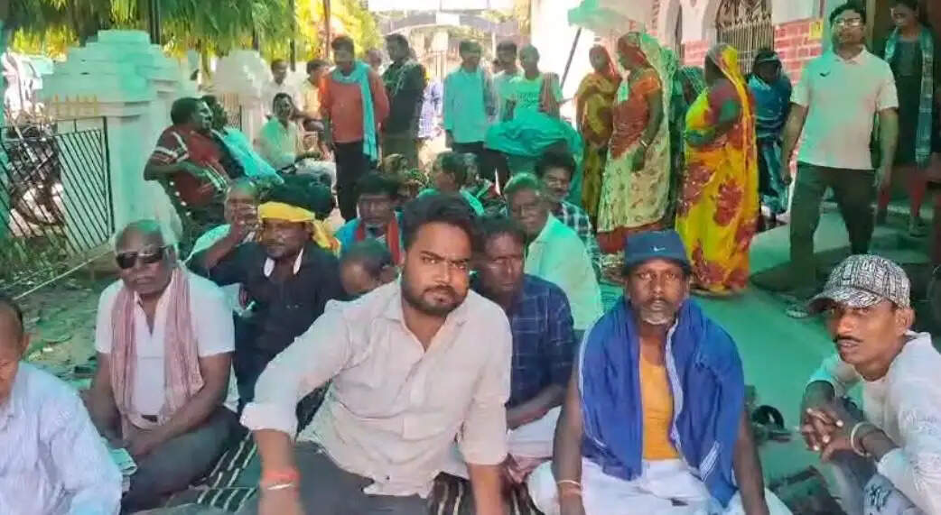 विभिन्न मांगों को लेकर नगर निगम में अनिश्चितकालीन भूख हड़ताल