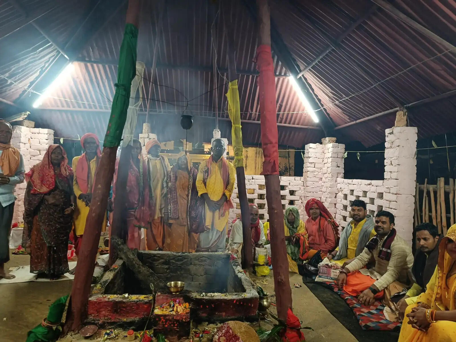 मठिया में वैदिक मंत्रोच्चार के बीच हुआ पूजन, हवन और दीपदान, सुख-समृद्धि की कामना