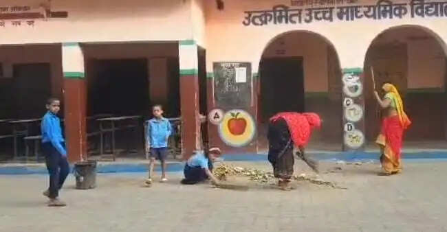 स्कूल में छात्रा का झाड़ू लगाते वीडियो हुआ वायरल