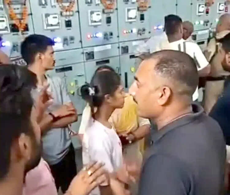 बिजली संकट पर फूटा लोगों का गुस्सा, बिजली घर में हंगामा और हाईवे जाम