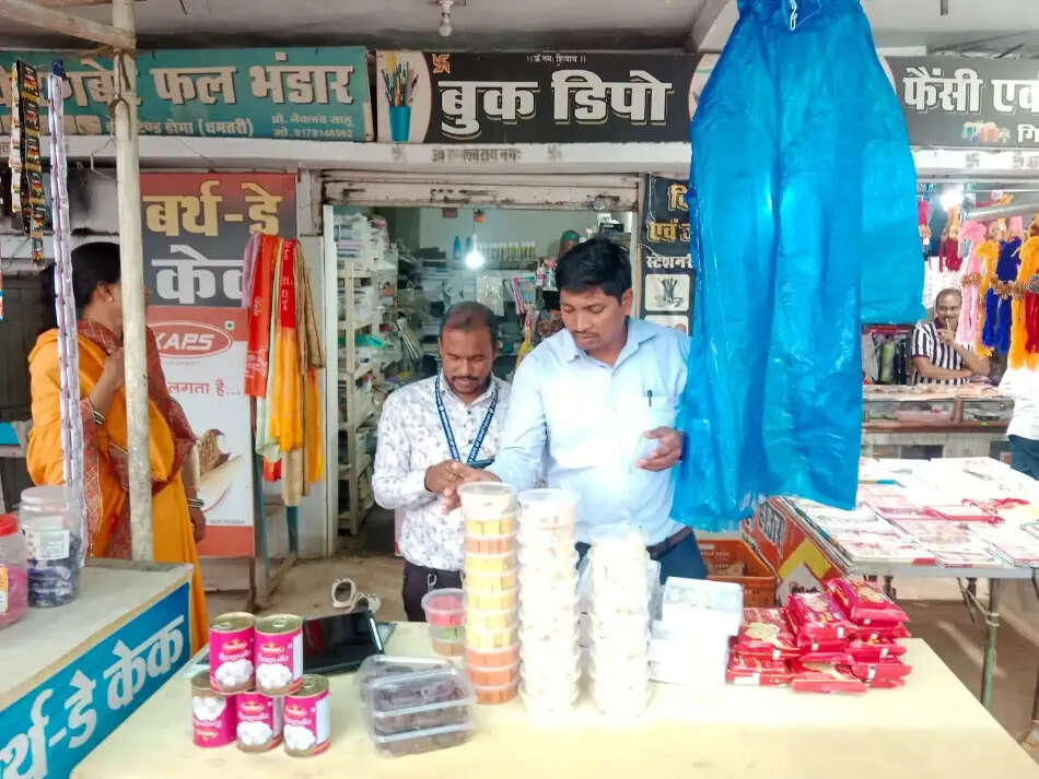 मिठाई दुकानों में खाद्य विभाग की दबिश, 11 किलो मिठाई मौके पर नष्ट