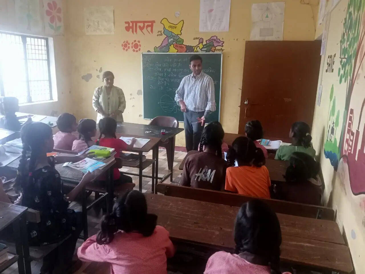 डीएम ने कस्तूरबा विद्यालय भटनी का किया औचक निरीक्षण