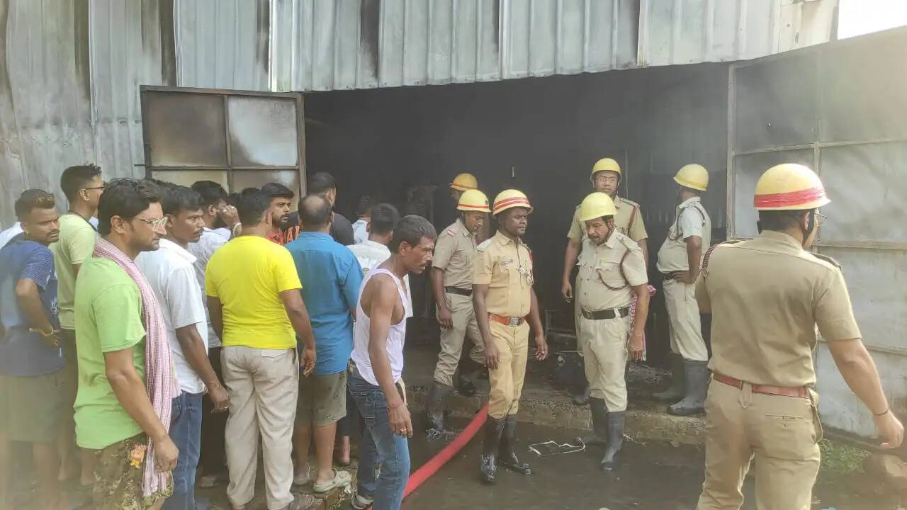 हुगली मोड़ पर फर्नीचर गोदाम में भीषण आग, करीब 80 लाख रुपये के नुकसान का दावा