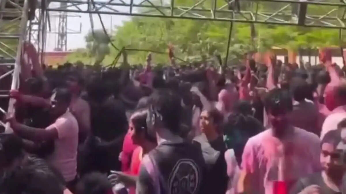 होली पार्टी में हादसा: मणिपाल यूनिवर्सिटी में क्रेन नुमा ढांचा गिरा, 20 छात्र घायल