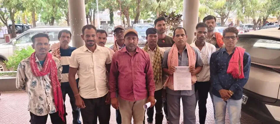 नए श्रम कानूनों के क्रियान्वयन की मांग, कलेक्ट्रेट पहुंचा हमाल श्रमिक संघ