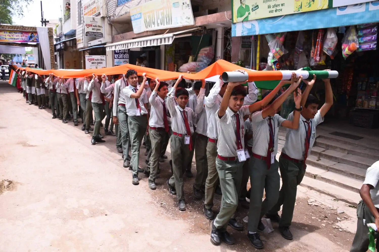 1100 फीट लंबे तिरंगे के साथ धमतरी में निकली भव्य तिरंगा यात्रा, गूंजा राष्ट्रप्रेम का संदेश