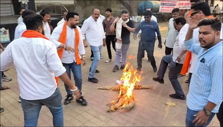 भाजयुमो ने राहुल गांधी का पुतला फूंका