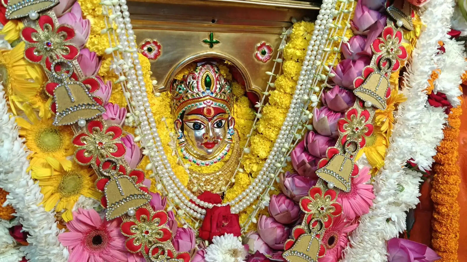 वाराणसी: शारदीय नवरात्र के तीसरे दिन मां चंद्रघंटा के दरबार में उमड़ा आस्था का सैलाब