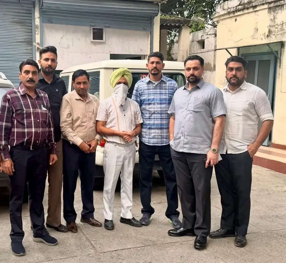विजिलेंस ब्यूरो ने 50 हजार रूपये रिश्वत लेते एसडीओ को रंगे हाथों पकड़ा