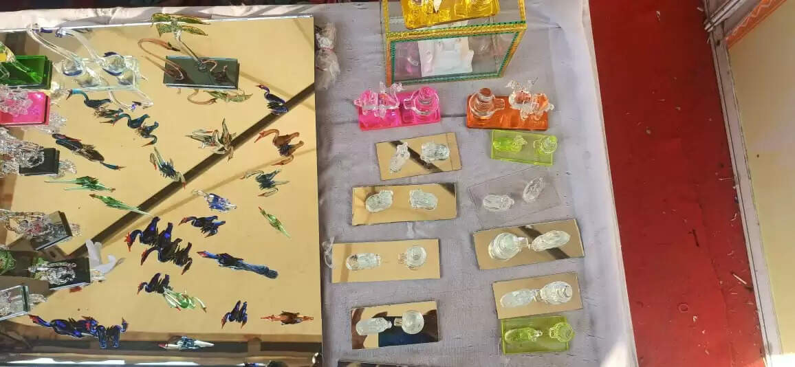 काशी तमिल संगमम 4.0 : स्टालों पर लोगों को भा रही कांच के मनकों की कला