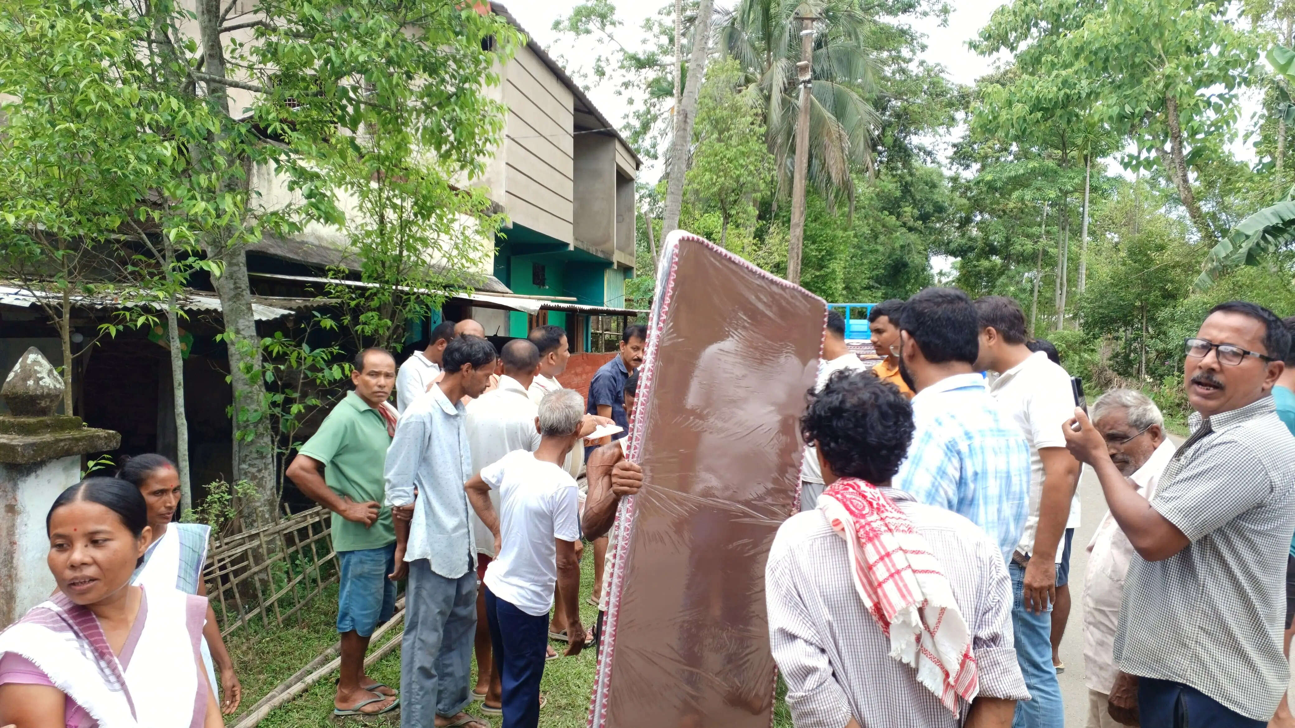 आरएसएस और सेवा भारती का ऊपरी असम में बाढ़ राहत एवं बचाव अभियान जारी